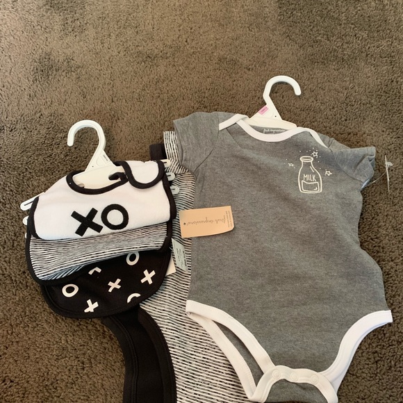 NWT 3 pack bodysuits and bibs - Picture 5 of 6